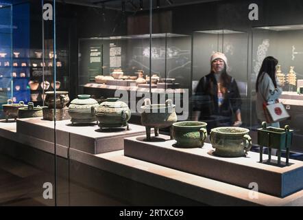 Pékin, Chine. 15 septembre 2023. Les gens visitent le Musée archéologique chinois à Pékin, capitale de la Chine, le 15 septembre 2023. Le Musée archéologique chinois a été ouvert au public vendredi. Crédit : Li He/Xinhua/Alamy Live News Banque D'Images