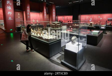 Pékin, Chine. 15 septembre 2023. Les gens visitent le Musée archéologique chinois à Pékin, capitale de la Chine, le 15 septembre 2023. Le Musée archéologique chinois a été ouvert au public vendredi. Crédit : Li He/Xinhua/Alamy Live News Banque D'Images