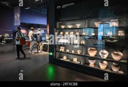 Pékin, Chine. 15 septembre 2023. Les gens visitent le Musée archéologique chinois à Pékin, capitale de la Chine, le 15 septembre 2023. Le Musée archéologique chinois a été ouvert au public vendredi. Crédit : Li He/Xinhua/Alamy Live News Banque D'Images