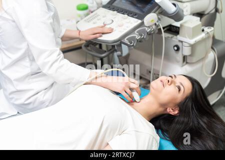 Échographe médical flou avec 3D 4D images dans une salle de diagnostic de l'hôpital. Équipement médical moderne, médecine préventive et soins de santé Banque D'Images