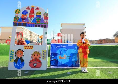 COMTÉ de LUANNAN, Chine - 31 décembre 2021 : les enfants de la maternelle se produisent, Chine du Nord Banque D'Images