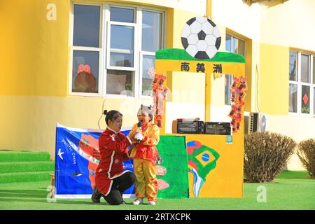 COMTÉ de LUANNAN, Chine - 31 décembre 2021 : les enfants de la maternelle se produisent, Chine du Nord Banque D'Images