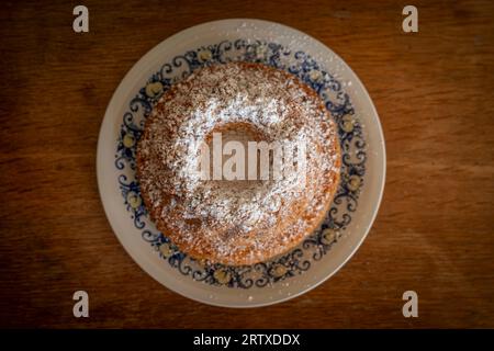 Goxwiller, France - 09 02 2023 : Présentation d'un gâteau kouglof alsacien maison sur une table en bois Banque D'Images