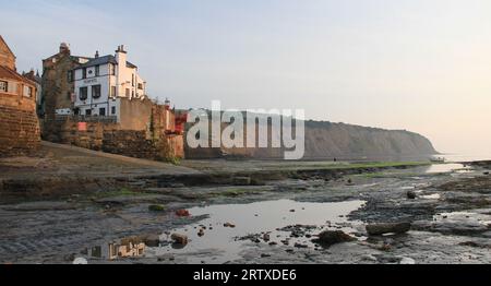 Tôt le matin d'été à Robin Hoods Bay Banque D'Images