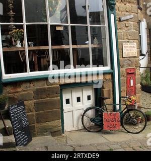 Tea Toast and Post, Robin Hoods Bay Banque D'Images