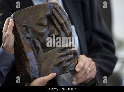 Oranienburg, Allemagne. 15 septembre 2023. Lors d'une épreuve sur le terrain de l'ancien camp de concentration de Sachsenhausen, le relief en bronze "la lamentation" de Käthe Kollwitz est montré. Le fils d'un ancien détenu du camp de concentration de Sachsenhausen le donne au Mémorial de Sachsenhausen. Crédit : Hannes P. Albert/dpa/Alamy Live News Banque D'Images