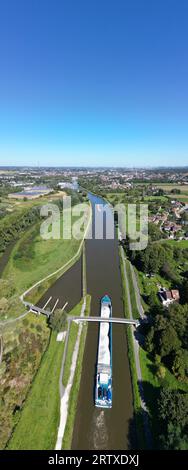 Lembeek, Halle, Vlaams Brabant, Belgique, 5 septembre 2023, cargo ou barge passant sur le Canal Bruxelles Charleroi, qui est une voie navigable artificielle en Belgique. Il est toujours utilisé activement dans le transport de marchandises et de matières premières. Photo de haute qualité Banque D'Images