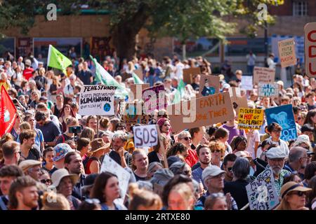 Freiburg im Breisgau, Allemagne. 15 septembre 2023. Les participants à une manifestation contre le changement climatique et pour la justice climatique se tiennent sur la place de la Vieille synagogue de Fribourg. Avec plus de 200 manifestations et rassemblements dans toute l'Allemagne ce vendredi, le mouvement de protection du climat Fridays for future, dans le cadre de la grève mondiale sur le climat sous le slogan #EndFossilFuels, veut persuader le gouvernement d'accélérer l'élimination progressive du charbon, du pétrole et du gaz. Crédit : Philipp von Ditfurth/dpa/Alamy Live News Banque D'Images