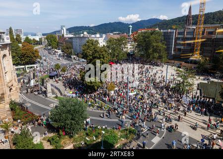 Freiburg im Breisgau, Allemagne. 15 septembre 2023. Les participants à une manifestation contre le changement climatique et pour la justice climatique se tiennent sur la place de la Vieille synagogue de Fribourg. Avec plus de 200 manifestations et rassemblements dans toute l'Allemagne ce vendredi, le mouvement de protection du climat Fridays for future, dans le cadre de la grève mondiale sur le climat sous le slogan #EndFossilFuels, veut persuader le gouvernement d'accélérer l'élimination progressive du charbon, du pétrole et du gaz. Crédit : Philipp von Ditfurth/dpa/Alamy Live News Banque D'Images
