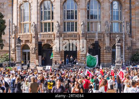 Freiburg im Breisgau, Allemagne. 15 septembre 2023. Les participants à une manifestation contre le changement climatique et pour la justice climatique se tiennent sur la place de la Vieille synagogue de Fribourg. Avec plus de 200 manifestations et rassemblements dans toute l'Allemagne ce vendredi, le mouvement de protection du climat Fridays for future, dans le cadre de la grève mondiale sur le climat sous le slogan #EndFossilFuels, veut persuader le gouvernement d'accélérer l'élimination progressive du charbon, du pétrole et du gaz. Crédit : Philipp von Ditfurth/dpa/Alamy Live News Banque D'Images