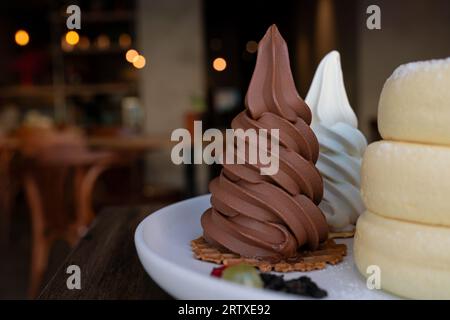 Gros plan crêpes soufflées avec dessert au chocolat et à la vanille servi avec sauce au miel. Banque D'Images