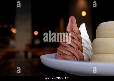 Gros plan crêpes soufflées avec dessert au chocolat et à la vanille servi avec sauce au miel. Banque D'Images