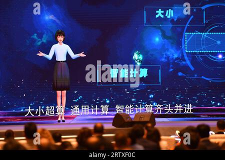 (230915) -- CHANGSHA, 15 septembre 2023 (Xinhua) -- Un emcee virtuel présente la Conférence mondiale sur l'informatique 2023 à l'audience lors de la cérémonie d'ouverture de la Conférence mondiale sur l'informatique 2023 à Changsha, dans la province du Hunan en Chine centrale, le 15 septembre 2023. La Conférence mondiale de l'informatique 2023 a débuté vendredi à Changsha. La conférence, avec le thème «calculer le monde pour créer Une nouvelle ère-de nouveaux changements dans l'industrie informatique», a été organisée par le gouvernement provincial du Hunan et le ministère de l'Industrie et de la technologie de l'information. Outre la cérémonie d'ouverture et le forum d'ouverture, Banque D'Images