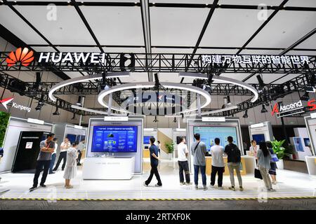 (230915) -- CHANGSHA, 15 septembre 2023 (Xinhua) -- cette photo prise le 15 septembre 2023 montre le stand de Huawei lors de la Conférence mondiale sur l'informatique 2023 à Changsha, dans la province du Hunan en Chine centrale. La Conférence mondiale de l'informatique 2023 a débuté vendredi à Changsha. La conférence, avec le thème «calculer le monde pour créer Une nouvelle ère-de nouveaux changements dans l'industrie informatique», a été organisée par le gouvernement provincial du Hunan et le ministère de l'Industrie et de la technologie de l'information. Outre la cérémonie d'ouverture et le forum d'ouverture, 13 activités thématiques, concours et exposition Banque D'Images