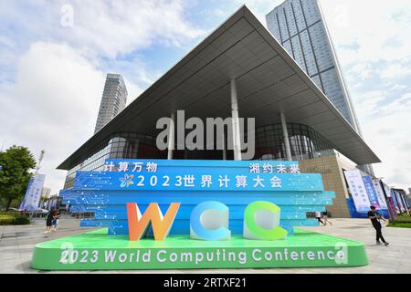 (230915) -- CHANGSHA, 15 septembre 2023 (Xinhua) -- cette photo prise le 15 septembre 2023 montre la vue extérieure du lieu de la Conférence mondiale sur l'informatique 2023 à Changsha, dans la province du Hunan en Chine centrale. La Conférence mondiale de l'informatique 2023 a débuté vendredi à Changsha. La conférence, avec le thème «calculer le monde pour créer Une nouvelle ère-de nouveaux changements dans l'industrie informatique», a été organisée par le gouvernement provincial du Hunan et le ministère de l'Industrie et de la technologie de l'information. Outre la cérémonie d'ouverture et le forum d'ouverture, 13 activités thématiques, concours, et Banque D'Images