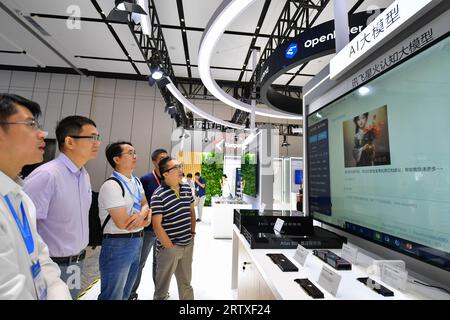 (230915) -- CHANGSHA, 15 septembre 2023 (Xinhua) -- les visiteurs découvrent le grand modèle de langage alimenté par l'IA lors de la Conférence mondiale sur l'informatique 2023 à Changsha, dans la province du Hunan en Chine centrale, le 15 septembre 2023. La Conférence mondiale de l'informatique 2023 a débuté vendredi à Changsha. La conférence, avec le thème «calculer le monde pour créer Une nouvelle ère-de nouveaux changements dans l'industrie informatique», a été organisée par le gouvernement provincial du Hunan et le ministère de l'Industrie et de la technologie de l'information. Outre la cérémonie d’ouverture et le forum d’ouverture, 13 activités thématiques, concours, Banque D'Images