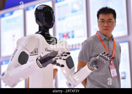 (230915) -- CHANGSHA, 15 septembre 2023 (Xinhua) -- Un visiteur apprend l'existence d'un robot de service lors de la Conférence mondiale sur l'informatique 2023 à Changsha, dans la province du Hunan en Chine centrale, le 15 septembre 2023. La Conférence mondiale de l'informatique 2023 a débuté vendredi à Changsha. La conférence, avec le thème «calculer le monde pour créer Une nouvelle ère-de nouveaux changements dans l'industrie informatique», a été organisée par le gouvernement provincial du Hunan et le ministère de l'Industrie et de la technologie de l'information. Outre la cérémonie d'ouverture et le forum d'ouverture, 13 activités thématiques, concours et expositions W Banque D'Images