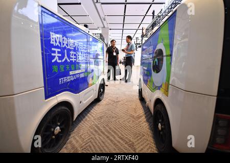 (230915) -- CHANGSHA, 15 septembre 2023 (Xinhua) -- les visiteurs découvrent les véhicules de livraison sans pilote lors de la Conférence mondiale sur l'informatique de 2023 à Changsha, dans la province du Hunan en Chine centrale, le 15 septembre 2023. La Conférence mondiale de l'informatique 2023 a débuté vendredi à Changsha. La conférence, avec le thème «calculer le monde pour créer Une nouvelle ère-de nouveaux changements dans l'industrie informatique», a été organisée par le gouvernement provincial du Hunan et le ministère de l'Industrie et de la technologie de l'information. Outre la cérémonie d'ouverture et le forum d'ouverture, 13 activités thématiques, concours et exhi Banque D'Images