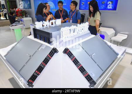 (230915) -- CHANGSHA, 15 septembre 2023 (Xinhua) -- les visiteurs découvrent les serveurs d'IA lors de la Conférence mondiale sur l'informatique de 2023 à Changsha, dans la province du Hunan en Chine centrale, le 15 septembre 2023. La Conférence mondiale de l'informatique 2023 a débuté vendredi à Changsha. La conférence, avec le thème «calculer le monde pour créer Une nouvelle ère-de nouveaux changements dans l'industrie informatique», a été organisée par le gouvernement provincial du Hunan et le ministère de l'Industrie et de la technologie de l'information. Outre la cérémonie d'ouverture et le forum d'ouverture, 13 activités thématiques, concours et expositions seront organisées Banque D'Images