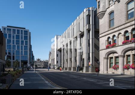 1 septembre 2023. Aberdeen, Écosse. C'est la vue le long de Broad Street à Aberdeen avec Marischal Square un après-midi ensoleillé. Banque D'Images