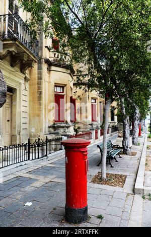 Couleur rouge dans les rues de la Valette, Malte Banque D'Images
