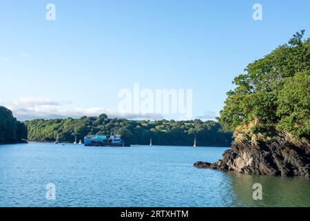 River FAL, Cornouailles, Royaume-Uni - août 2023 : vue de l'extérieur du jardin Trelissick à la péninsule de Roseland Banque D'Images