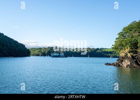 River FAL, Cornouailles, Royaume-Uni - août 2023 : vue de l'extérieur du jardin Trelissick à la péninsule de Roseland Banque D'Images