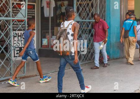 La Havane, Cuba, 2023, les Cubains marchent sur un trottoir de la ville. La vie urbaine et le mode de vie de vraies personnes dans l'île des Caraïbes Banque D'Images