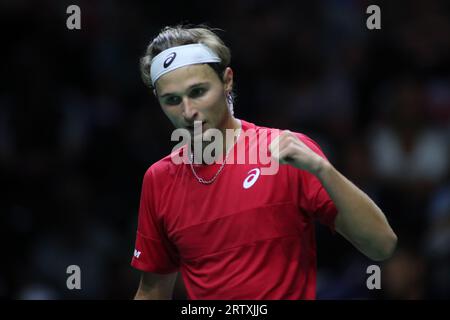 AO Arena, Manchester, Lancashire, Royaume-Uni. 15 septembre 2023. Leandro Riedi (SUI) célèbre avoir remporté le set lors de la finale de la coupe Davis 2023 Group Stage Match contre Andy Murray (GBR) de Grande-Bretagne Credit : Touchlinepics/Alamy Live News Banque D'Images