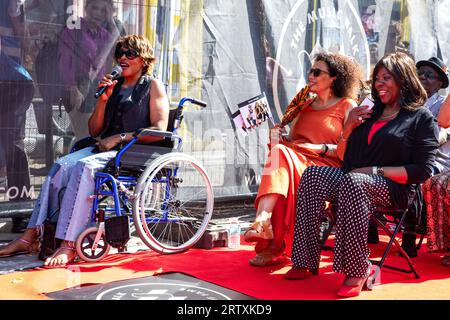 Londres, Royaume-Uni. 9 septembre 2023. Gwen Dickey (l), chanteuse principale de Rose Royce, parle lors de l'intronisation de Shalamar au Music Walk of Fame. Le Music Walk of Fame célèbre célèbre la contribution de la musique à la culture, à la société et à la vie des gens du monde entier. Le groupe AMÉRICAIN de R&B, soul et funk Shalamar a vendu plus de 25 millions de disques dans le monde entier et est crédité d'avoir apporté le body-popping et le moonwalk au Royaume-Uni. Crédit : Mark Kerrison/Alamy Live News Banque D'Images