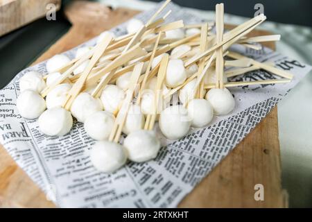 Cheese Lover's Dream : mozzarella sur un bâton. Hors-d'œuvre. Banque D'Images