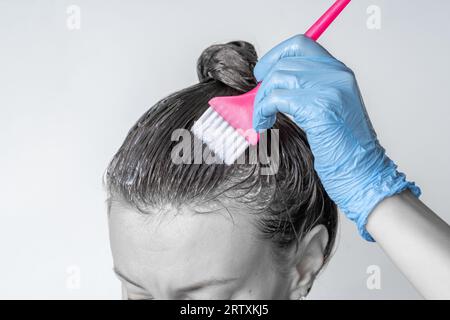 Gros plan de la tête d'une femme en cours de coloration des cheveux Banque D'Images