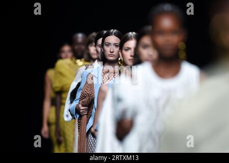 Madrid, Espagne. 14 septembre 2023. Models présente les créations de Simorra lors de la Fashion week Mercedes-Benz à Madrid, Espagne, le 14 septembre 2023. Crédit : Gustavo Valiente/Xinhua/Alamy Live News Banque D'Images