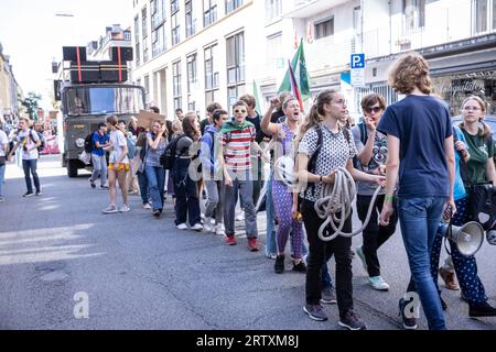 Munich, Allemagne. 15 septembre 2023. Vendredi pour le futur Munich : élèves, étudiants et enseignants lors d’une grève pour le climat. La grève faisait partie d’une manifestation climatique mondiale organisée par différents mouvements climatiques. Les militants pour le climat exigent une action urgente à Munich - appelant le gouvernement allemand à atteindre les objectifs de neutralité climatique d'ici 2025. Crédit : Valerio Agolino / Alamy Live News Banque D'Images