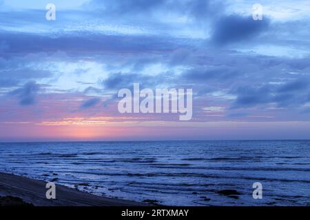 Coucher de soleil sur l'océan Atlantique, Henties Bay, Namibie Banque D'Images