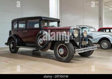 SAINT-PÉTERSBOURG, RUSSIE - 29 MARS 2023 : réplique de la Bentley 8 litres (Bentley 8L) dans le musée de la voiture rétro. Centre commercial et de divertissement 'le Banque D'Images