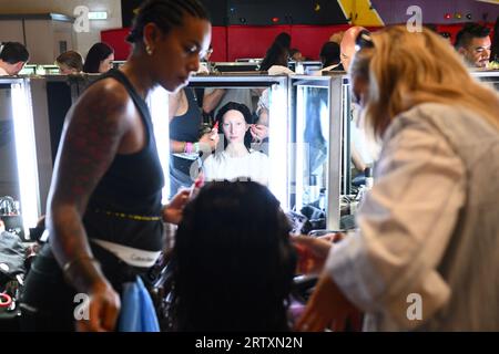 Londres, Royaume-Uni. 15 septembre 2023. Les mannequins préparent les coulisses du défilé Fashion East, qui se tient à Yeomanry House dans le cadre de la Fashion week de Londres. Le crédit photo devrait être : Matt Crossick/Empics/Alamy Live News Banque D'Images