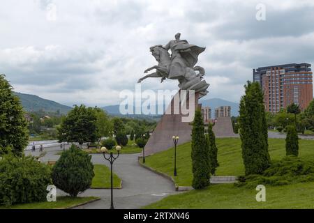 VLADIKAVKAZ, RUSSIE - 13 JUIN 2023 : vue du monument au double héros de l'Union soviétique, le général Issa Pliev, un jour nuageux de juin Banque D'Images