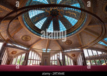 ARGUN, RUSSIE - 14 JUIN 2023 : au cœur de la Mosquée mère (Mosquée Aimani Kadyrova) Banque D'Images