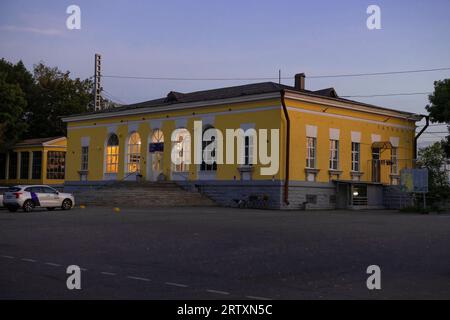 GATCHINA, RUSSIE - 26 AOÛT 2023 : Bâtiment (1889) de la gare ferroviaire 'Gatchina-Baltiyskaya' au crépuscule d'août Banque D'Images