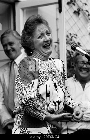 L'actrice Thelma Barlow entre dans son personnage de télévision en tant que Mavis Riley de Coronation Street quand elle ouvre une fête à Longparish, Hampshire, 1988. Banque D'Images