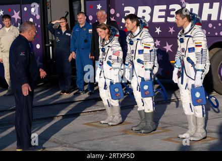 Baïkonour, Kazakhstan. 15 septembre 2023. Les membres de l'équipage de l'expédition 70 de la Station spatiale internationale l'astronaute de la NASA Loral O'Hara, à gauche, et les cosmonautes de Roscosmos Nikolai Chub, au centre, et Oleg Kononenko, à droite, se préparent à partir pour le lancement du vaisseau spatial russe Soyouz MS-24 au cosmodrome de Baïkonour, le 15 septembre 2023 à Baïkonour, Kazakhstan. Crédit : Bill Ingalls/NASA/Alamy Live News Banque D'Images