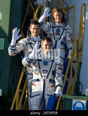 Baïkonour, Kazakhstan. 15 septembre 2023. L'astronaute de la NASA Loral O'Hara, TOP, et les cosmonautes de Roscosmos Nikolai Chub, Middle, et Oleg Kononenko font leurs adieux alors qu'ils montent à bord du vaisseau spatial russe Soyouz MS-24 pour un lancement au cosmodrome de Baïkonour, le 15 septembre 70 2023 à Baïkonour, Kazakhstan. Crédit : Bill Ingalls/NASA/Alamy Live News Banque D'Images