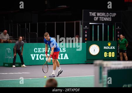 Jiri Lehecka de la République tchèque en action lors de la finale de la coupe Davis de Valence, Groupe C, Tchéquie vs Corée, match 2, au stade Fuente de San Luis. Score final : République tchèque 3:0 Corée. Banque D'Images