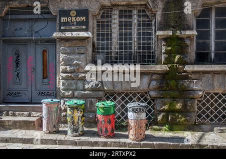 Poubelles peintes dans la partie historique de la ville de Veliko Tarnovo dans le centre nord de la Bulgarie Banque D'Images