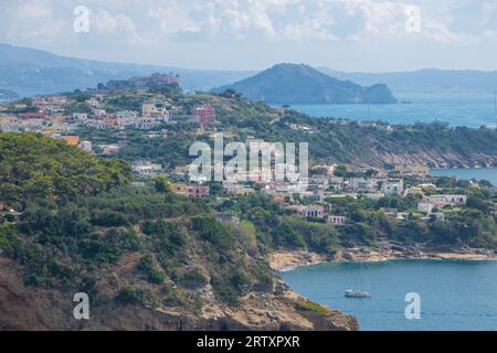 Paysage de l'île de Procida de la soi-disant table du roi à la réserve naturelle de Vivara, Naples, Italie Banque D'Images