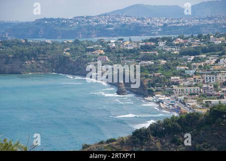 Paysage de l'île de Procida de la soi-disant table du roi à la réserve naturelle de Vivara, Naples, Italie Banque D'Images