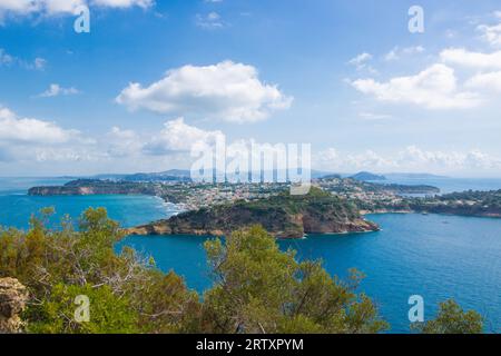 Paysage de l'île de Procida de la soi-disant table du roi à la réserve naturelle de Vivara, Naples, Italie Banque D'Images