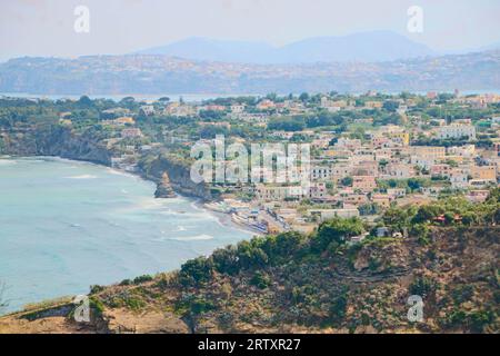 Paysage de l'île de Procida de la soi-disant table du roi à la réserve naturelle de Vivara, Naples, Italie Banque D'Images