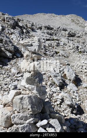 Pile de pierres créées par les randonneurs dans les hautes montagnes appelées CAIRN ou Ometto pour l'orientation ou comme une prière Banque D'Images